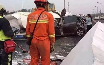 運(yùn)輸佛像的大車(chē)側(cè)翻，佛像摔斷，引發(fā)大堵車(chē)